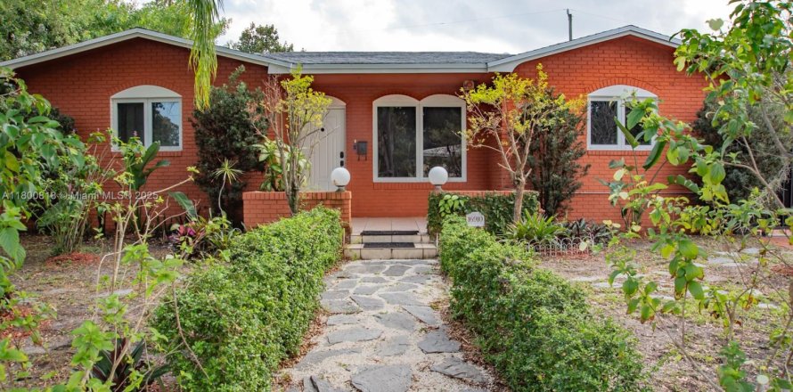 House in North Miami Beach, Florida 5 bedrooms, 207.73 sq.m. № 1688575