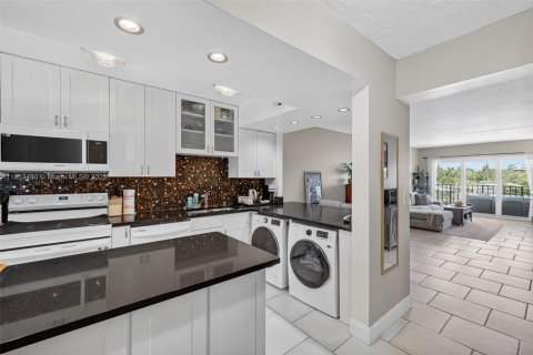 Condo in Fort Lauderdale, Florida, 2 bedrooms  № 1872595 - photo 11