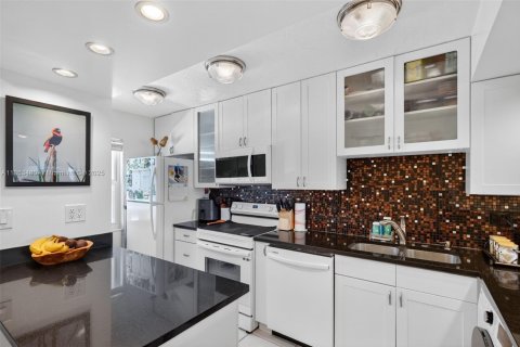 Condo in Fort Lauderdale, Florida, 2 bedrooms  № 1872595 - photo 15