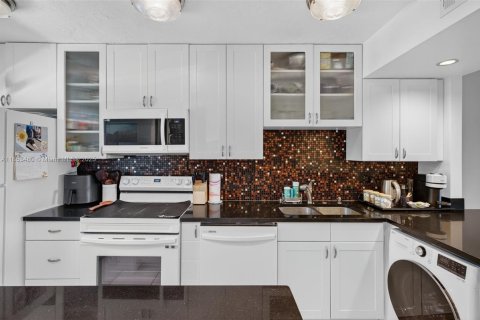Condo in Fort Lauderdale, Florida, 2 bedrooms  № 1872595 - photo 13