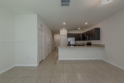Touwnhouse à vendre à Hialeah, Floride: 3 chambres, 131.18 m2 № 2068518 - photo 10