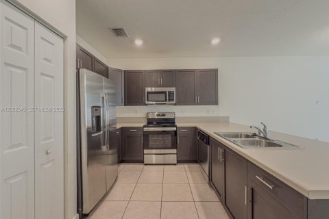 Touwnhouse à vendre à Hialeah, Floride: 3 chambres, 131.18 m2 № 2068518 - photo 2