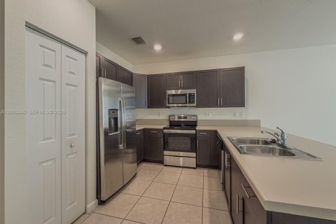 Touwnhouse à vendre à Hialeah, Floride: 3 chambres, 131.18 m2 № 2068518 - photo 9