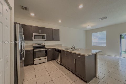 Touwnhouse à vendre à Hialeah, Floride: 3 chambres, 131.18 m2 № 2068518 - photo 8