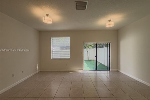 Touwnhouse à vendre à Hialeah, Floride: 3 chambres, 131.18 m2 № 2068518 - photo 3