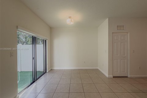 Touwnhouse à vendre à Hialeah, Floride: 3 chambres, 131.18 m2 № 2068518 - photo 11