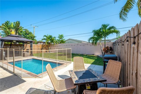 House in Margate, Florida 3 bedrooms, 112.41 sq.m. № 1715386 - photo 19