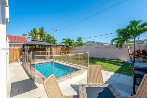 House in Margate, Florida 3 bedrooms, 112.41 sq.m. № 1715386 - photo 18
