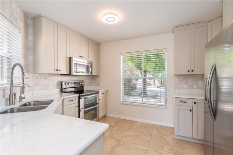 House in Margate, Florida 3 bedrooms, 112.41 sq.m. № 1715386 - photo 8