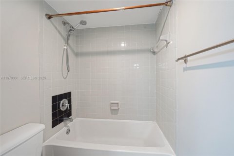 Condo in Oakland Park, Florida, 2 bedrooms  № 2042017 - photo 17