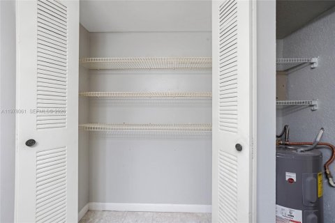 Condo in Oakland Park, Florida, 2 bedrooms  № 2042017 - photo 15