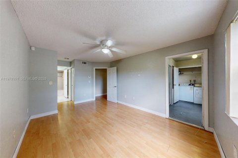 Condo in Oakland Park, Florida, 2 bedrooms  № 2042017 - photo 11