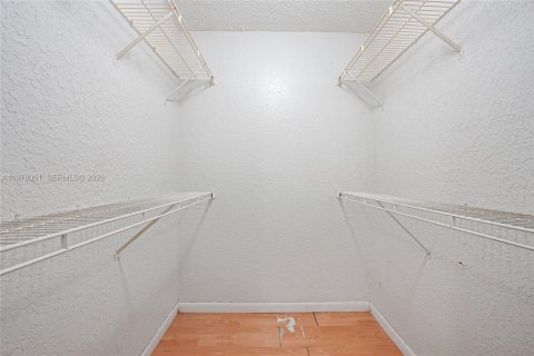 Condo in Oakland Park, Florida, 2 bedrooms  № 2042017 - photo 12