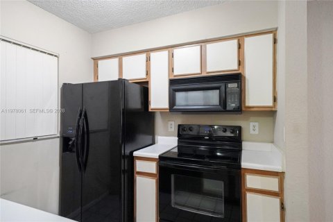 Condo in Oakland Park, Florida, 2 bedrooms  № 2042017 - photo 10
