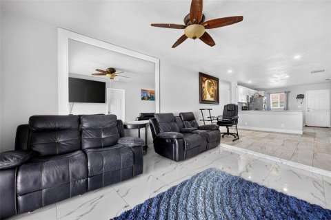 Condo in Cape Coral, Florida, 2 bedrooms  № 2391304 - photo 10