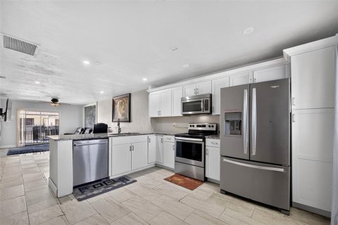 Condo in Cape Coral, Florida, 2 bedrooms  № 2391304 - photo 6