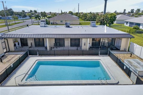 Condo in Cape Coral, Florida, 2 bedrooms  № 2391304 - photo 24