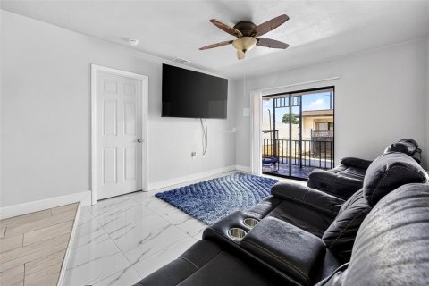 Condo in Cape Coral, Florida, 2 bedrooms  № 2391304 - photo 11