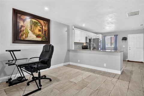 Condo in Cape Coral, Florida, 2 bedrooms  № 2391304 - photo 9
