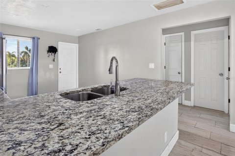 Condo in Cape Coral, Florida, 2 bedrooms  № 2391304 - photo 5
