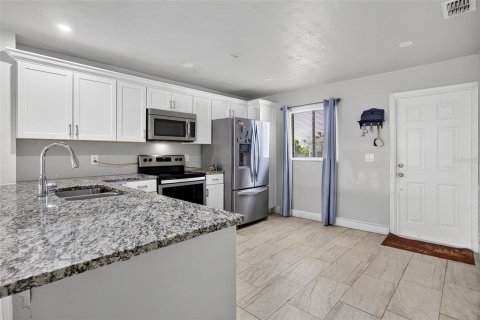 Condo in Cape Coral, Florida, 2 bedrooms  № 2391304 - photo 4