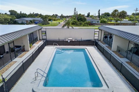 Condo in Cape Coral, Florida, 2 bedrooms  № 2391304 - photo 22
