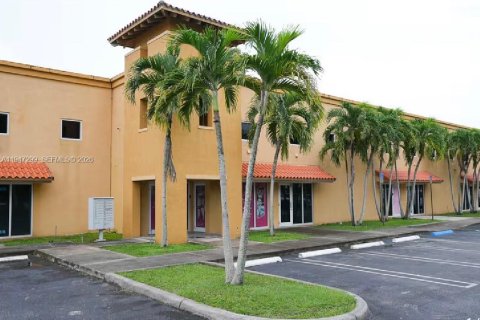 Commercial property in Miami, Florida № 2004291