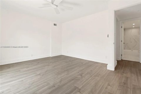 Casa en venta en Fort Lauderdale, Florida, 2 dormitorios, 74.32 m2 № 1897511 - foto 7