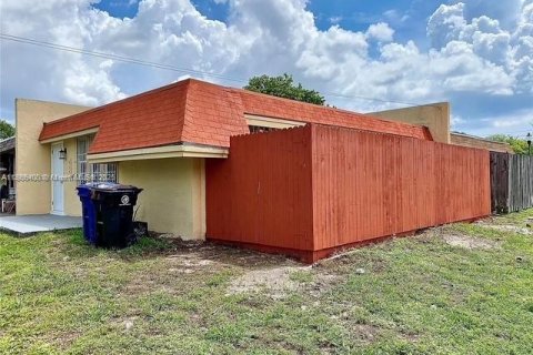 Casa en venta en Fort Lauderdale, Florida, 2 dormitorios, 74.32 m2 № 1897511 - foto 1