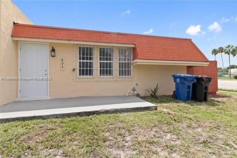Casa en venta en Fort Lauderdale, Florida, 2 dormitorios, 74.32 m2 № 1897511 - foto 2