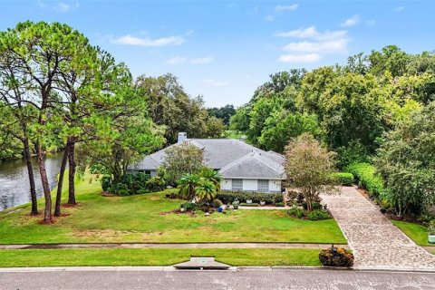 House in Tarpon Springs, Florida 3 bedrooms, 272.58 sq.m. № 2219891