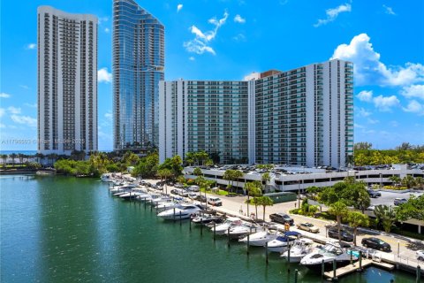 Condo in Sunny Isles Beach, Florida, 2 bedrooms  № 1727895 - photo 28