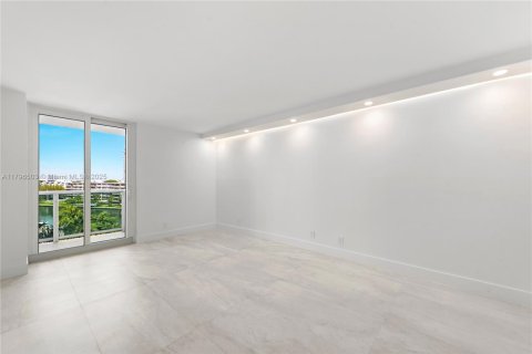 Condo in Sunny Isles Beach, Florida, 2 bedrooms  № 1727895 - photo 11