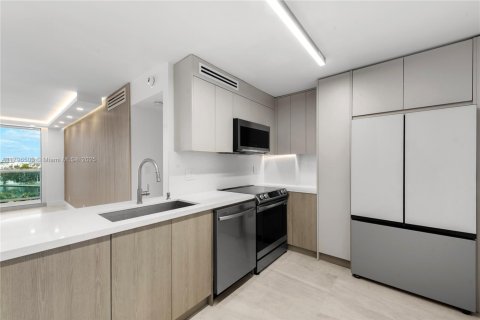 Condo in Sunny Isles Beach, Florida, 2 bedrooms  № 1727895 - photo 24