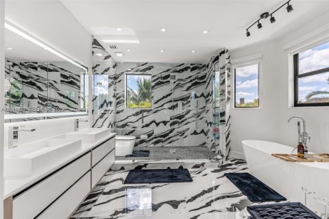 Villa ou maison à vendre à Miami, Floride: 5 chambres, 242.66 m2 № 2076490 - photo 8