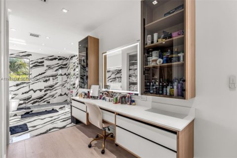 Villa ou maison à vendre à Miami, Floride: 5 chambres, 242.66 m2 № 2076490 - photo 7
