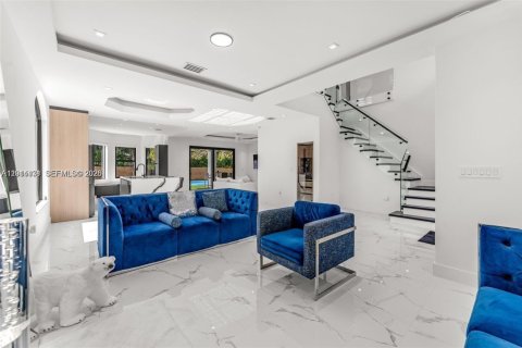 Villa ou maison à vendre à Miami, Floride: 5 chambres, 242.66 m2 № 2076490 - photo 3