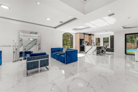 Villa ou maison à vendre à Miami, Floride: 5 chambres, 242.66 m2 № 2076490 - photo 2