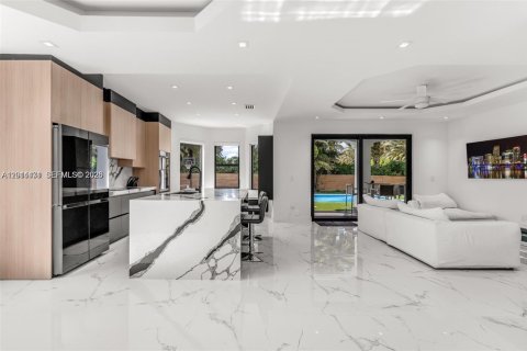 Villa ou maison à vendre à Miami, Floride: 5 chambres, 242.66 m2 № 2076490 - photo 4