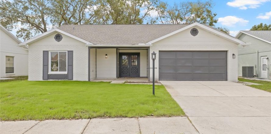 House in New Port Richey, Florida 2 bedrooms, 152.92 sq.m. № 1884175
