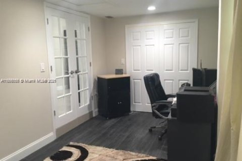Villa ou maison à louer à North Miami Beach, Floride: 3 chambres, 157.93 m2 № 1882093 - photo 6