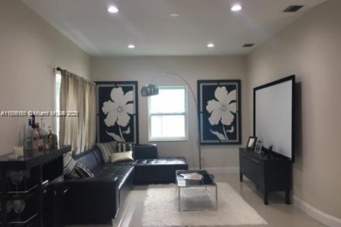 Villa ou maison à louer à North Miami Beach, Floride: 3 chambres, 157.93 m2 № 1882093 - photo 2