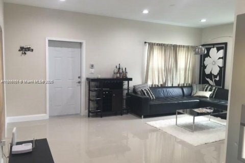 Villa ou maison à louer à North Miami Beach, Floride: 3 chambres, 157.93 m2 № 1882093 - photo 4