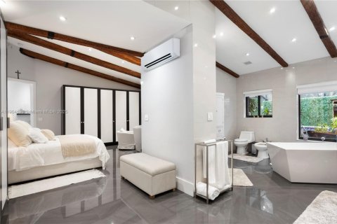 House in Doral, Florida 3 bedrooms, 189.24 sq.m. № 1955769 - photo 22