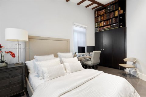 House in Doral, Florida 3 bedrooms, 189.24 sq.m. № 1955769 - photo 27