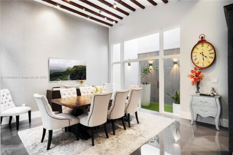 House in Doral, Florida 3 bedrooms, 189.24 sq.m. № 1955769 - photo 15