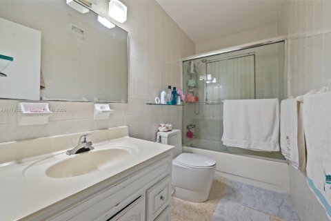 House in Miami, Florida 3 bedrooms, 195.47 sq.m. № 1811655 - photo 8