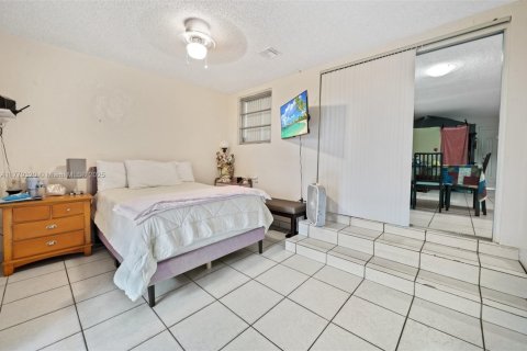 House in Miami, Florida 3 bedrooms, 195.47 sq.m. № 1811655 - photo 12