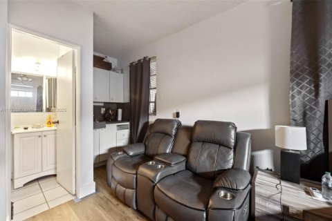 House in Miami, Florida 3 bedrooms, 195.47 sq.m. № 1811655 - photo 29