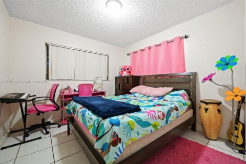 House in Miami, Florida 3 bedrooms, 195.47 sq.m. № 1811655 - photo 9